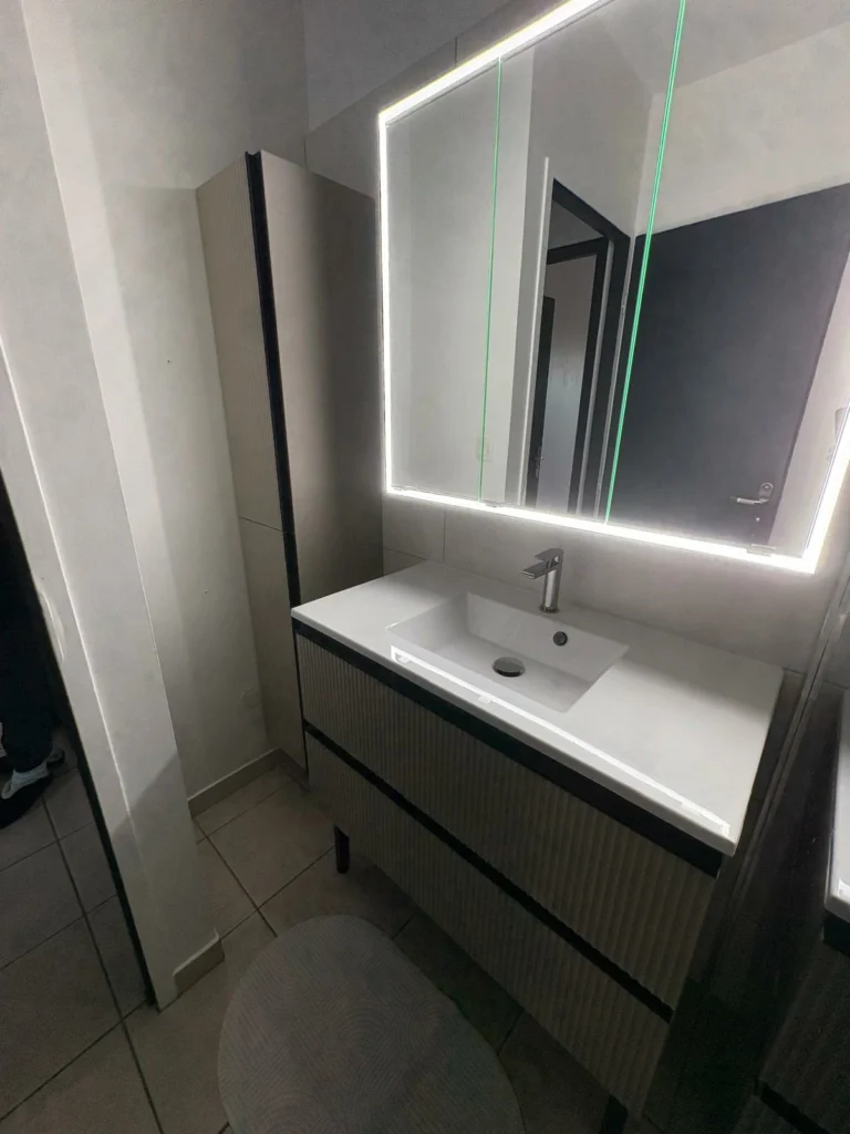 Rénovation de salle de bain avec meuble vasque moderne et miroir LED à Bordeaux réalisée par KMS